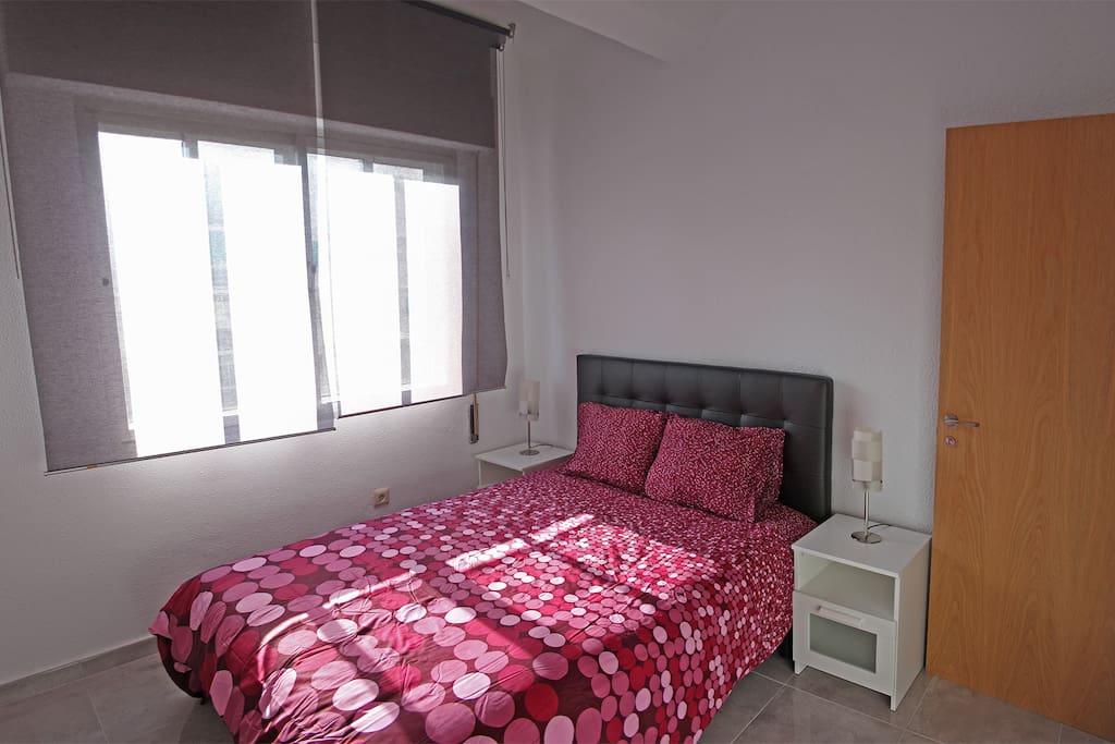 Room 2 (bed view) - Habitación 2 (vista de la cama)