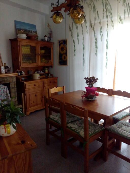 Attigua alla sala visibile il camino in pietra