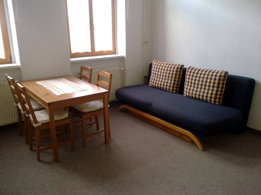 Ausziehbare Schlafcouch mit Esstisch