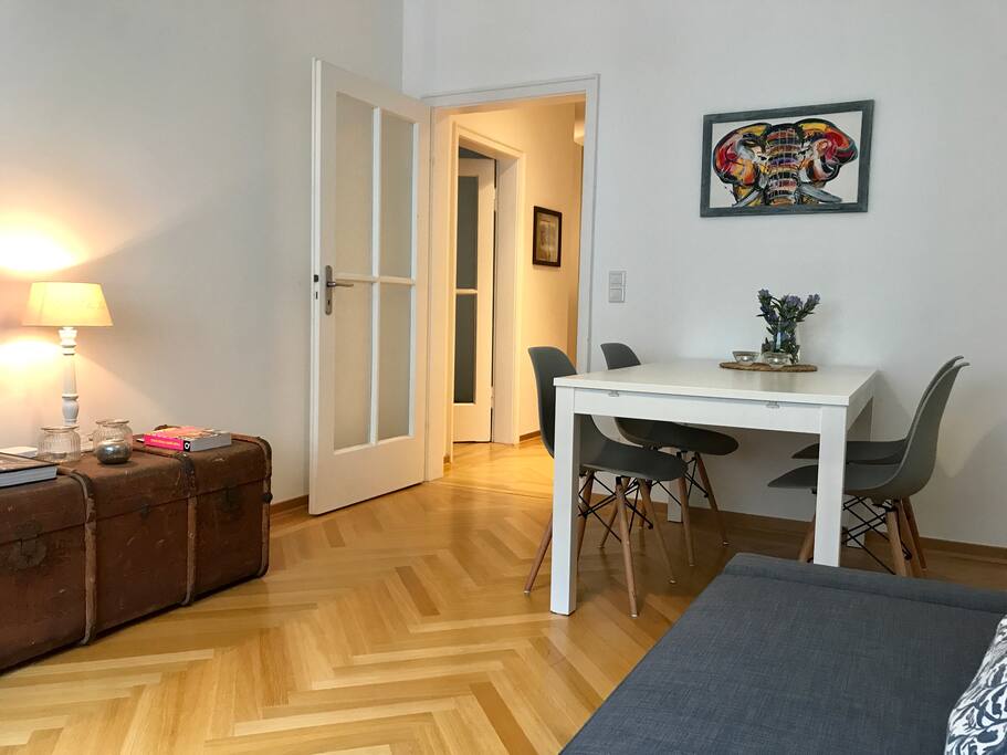 Wohn- und Esszimmer mit Schlafcouch