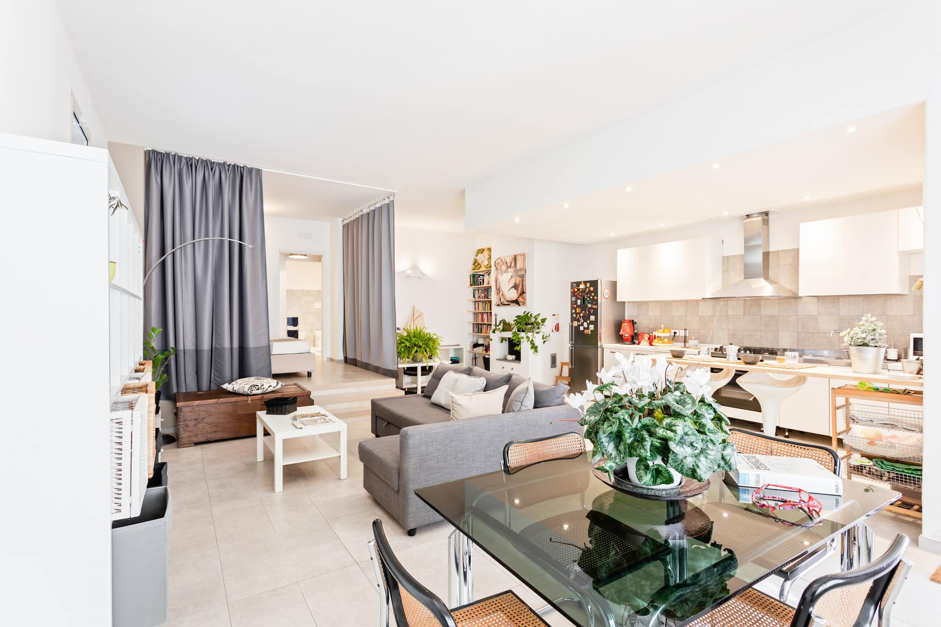 GuestHost - Bright APT w/ Private Parking & Patio