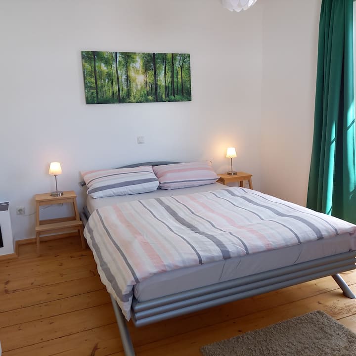 Dhomë gjumi 3 (krevat dopio) me hyrje në ballkon