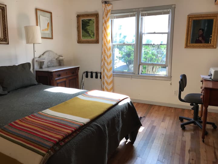 Აღმოსავლეთის საძინებელი Queen ‑ ის ზომის საწოლით. 