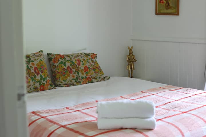 King bedroom also with Sealy Australian made pillow top mattress and Australian wool blanket. Society of Wanderer linen from @alicemarydesigns 