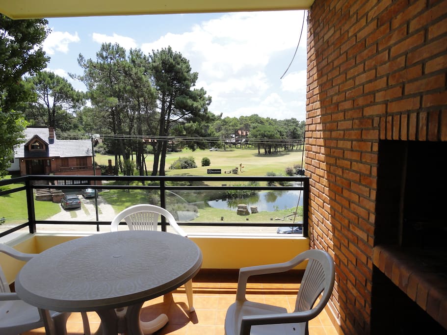 Balcón terraza con parrilla