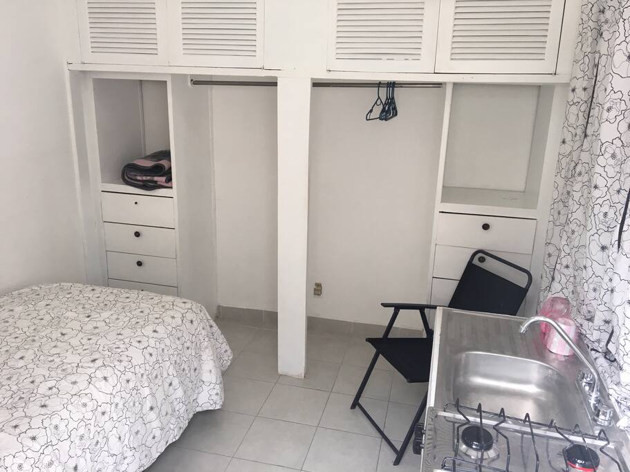 Cama, Armario, Cocineta (Lavavo y Estufa),Ganchos para Ropa, Sabanas, Toallas y Trastes Básicos / Individual Bed, Closet,Kitchen Sink, Gas Stove, Hangers, Bed Sheets, Towels, Basic Dishes