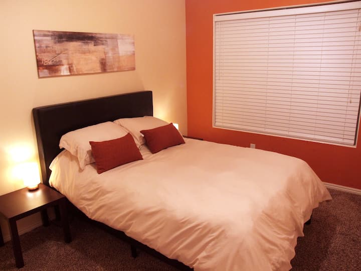 #3 Dormitorio de invitados con cama de tamaño completo con colchón de espuma viscoelástica, gran vestidor, gran ventana con vista al oeste. Dormitorio oeste.