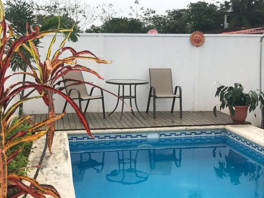 Piscina con agua tratada , con alta calidad y pureza.
