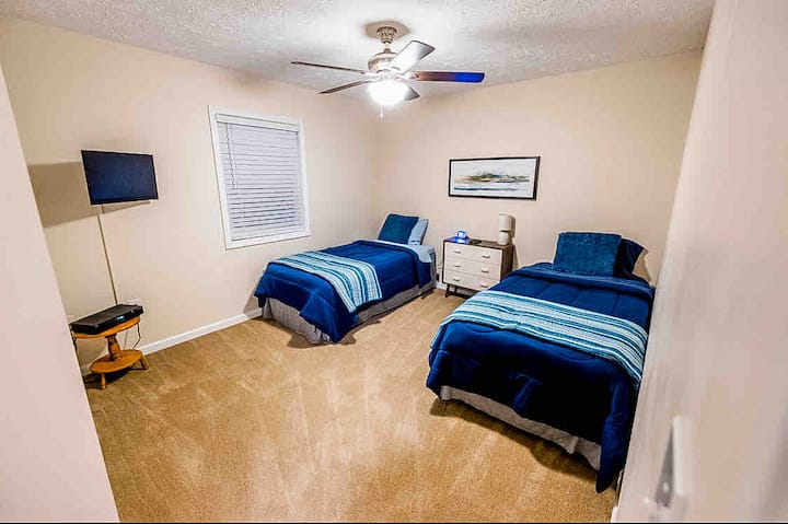 Bedroom 2 with two twin beds 