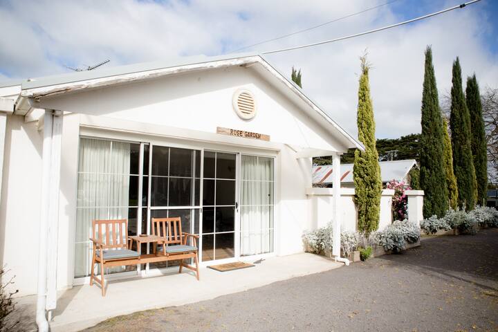 Rose Garden Cottage - Farm Stay