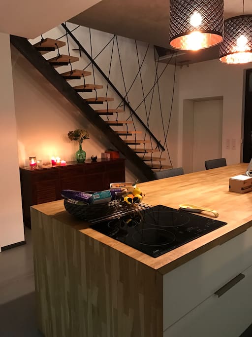 Au rez-de-chaussée se trouve la cuisine,avec plaques à induction. Grande table pour manger à 4. Dans la cuisine il y a la possibilité de faire une fondue,une raclette,des smoothies.croque monsieur et il y a un micro-onde et four. Lave vaisselle et lave linge à disposition.