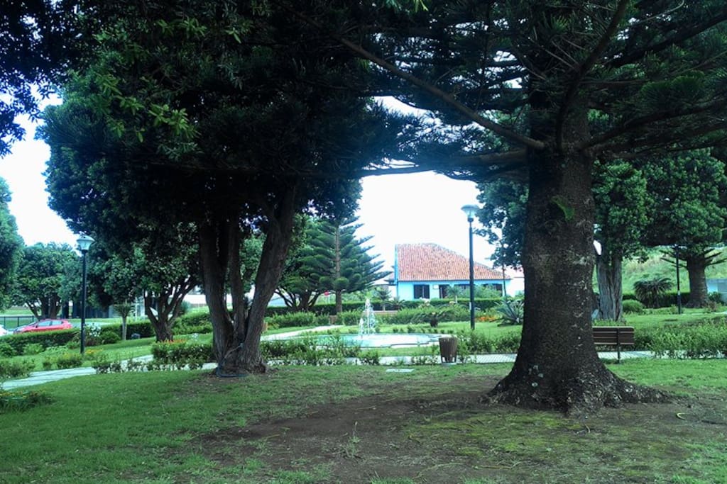 Casa rodeada por espaços de lazer