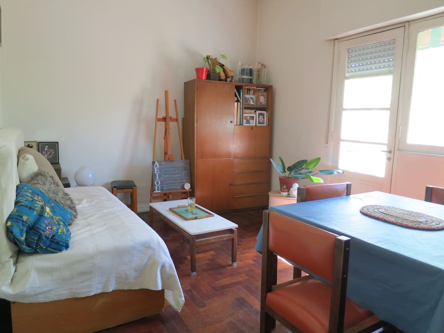 Hay una cama simple con colchon nuevo y se puede agregar una cama extra. There is a single bed with a new matress and the possibilty of an extra bed.