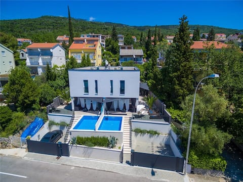 MODERN POOL HOUSE LUNA