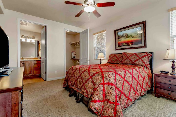 Matelas confortable dans chaque chambre principale. Cet appartement spacieux dispose de deux chambres principales avec salles de bains attenantes.