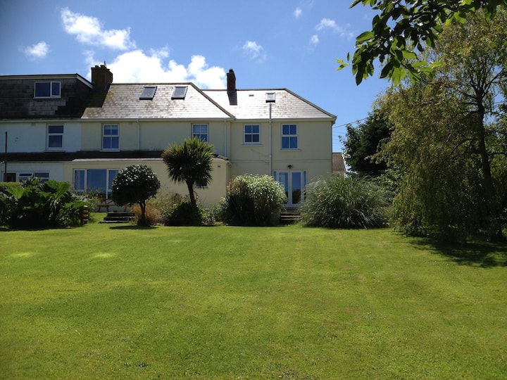 4 bed cottage/10 min walk to fab beach/Huge garden Houses for Rent in
