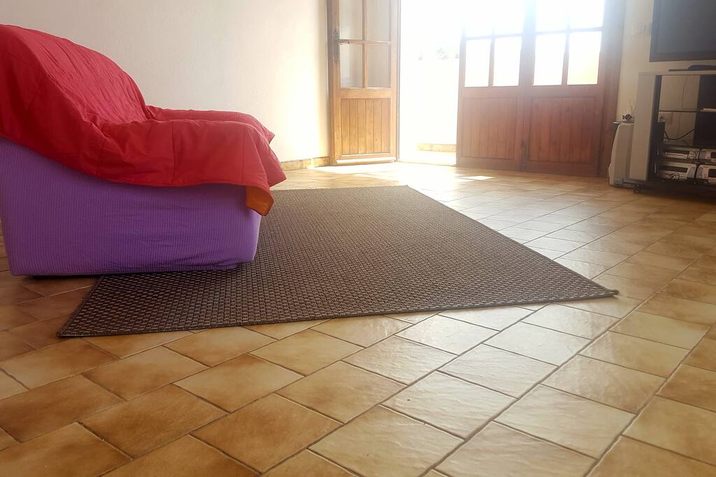Area salotto con divano.