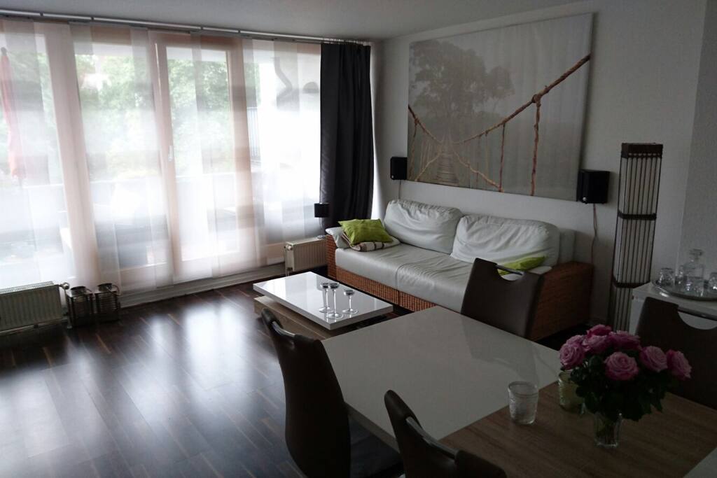 Wohnzimmer mit Sofa, TV, WLAN und großem Esstisch