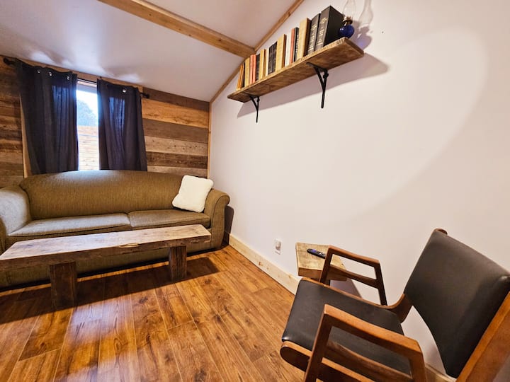 Pohovka sa zmení na pohodlnú manželskú posteľ s posteľnou bielizňou.
