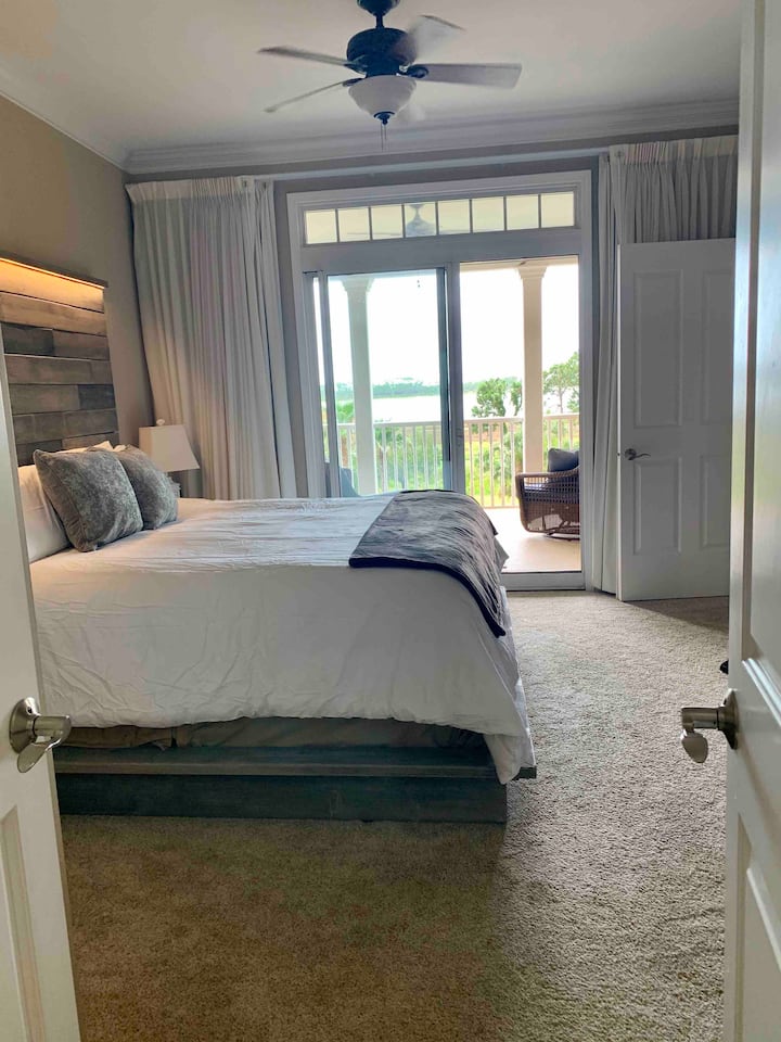 Მთავარი საძინებლისა და აივნის ხედი.  Ისიამოვნეთ დაუვიწყარი საბნებით, რომლებიც გასაოცარია! 