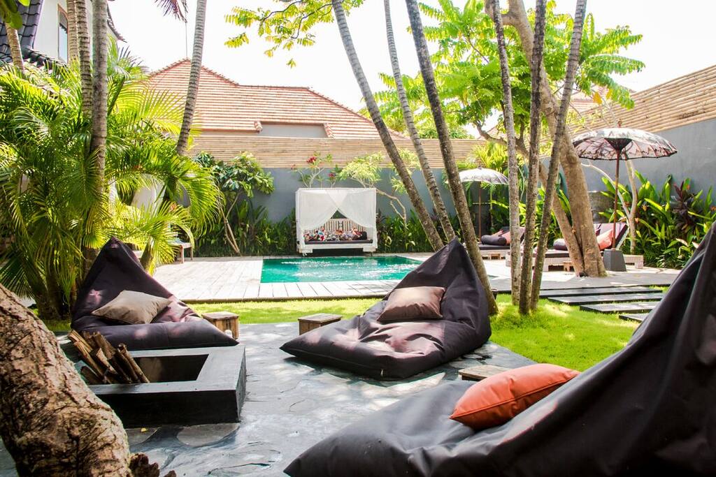 nice and cozy pool side