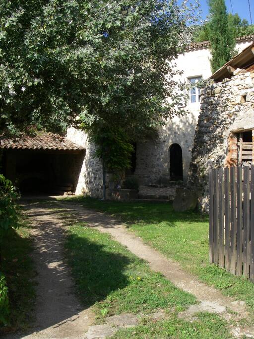 cour d'arrivée. vous pouvez garer votre voiture à l'abri