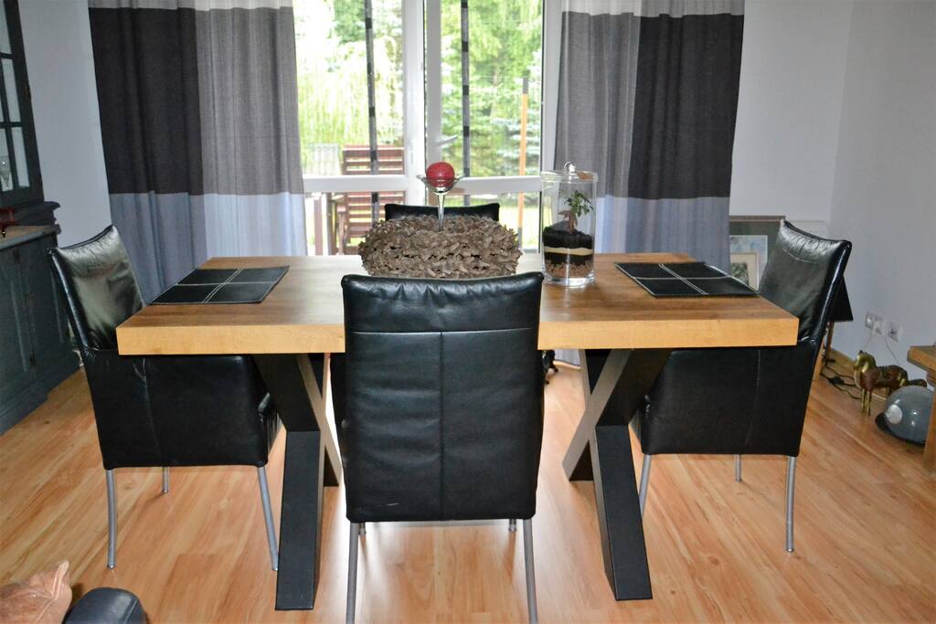 Salon z wyjściem na taras i do wielkiego ogrodu.