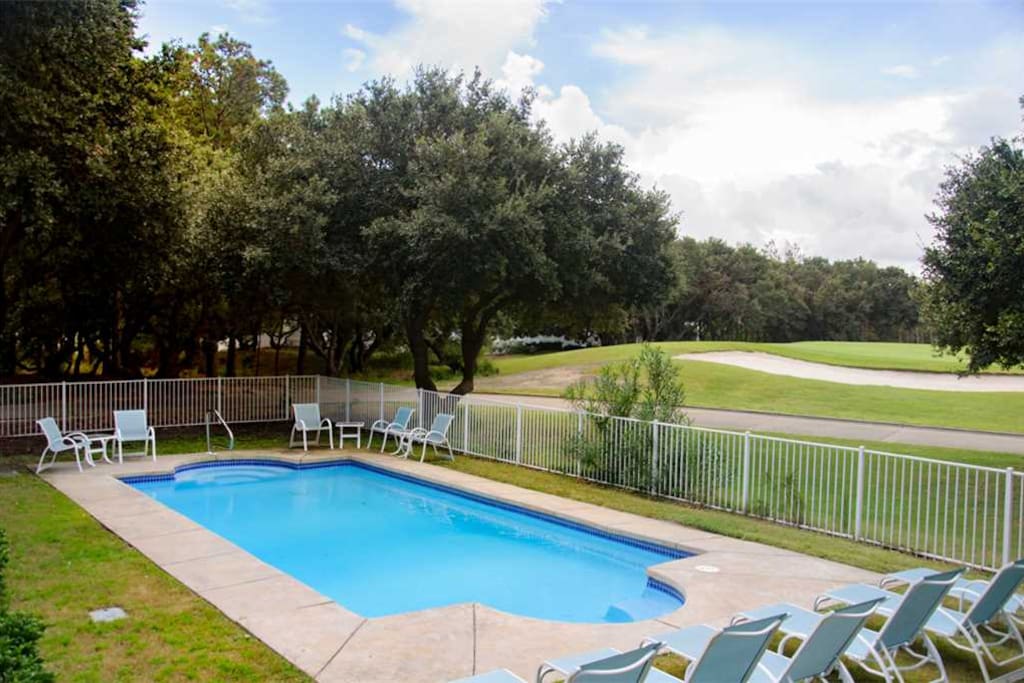 CC173: Ann-Ticipation | Pool Area