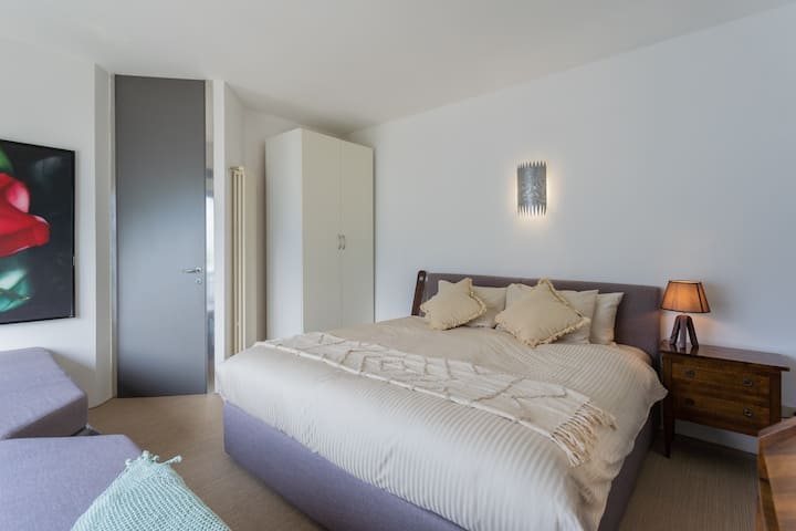 2. svetlá a pohodlná dvojposteľová spálňa.