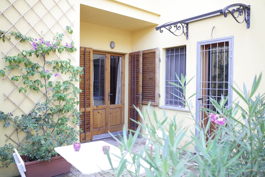 Sulla sinistra l'ingresso (on the left side, the entrance)
