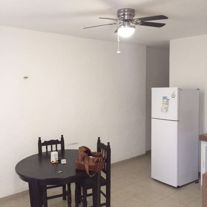 Espacio con cocina, refrigerador y estancia