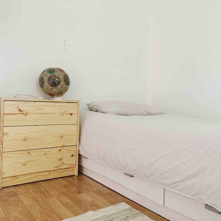 Შამბრე 4 : განათებული მარტივი და სამუშაო სივრცე 