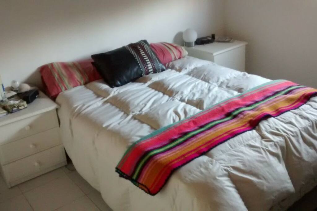 Habitación principal, con orientación Este. De mañana entra todo el sol, pero tiene black out