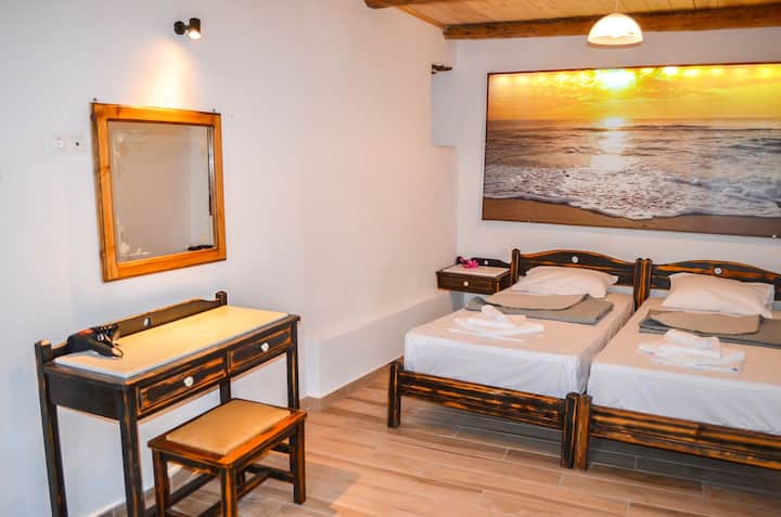 חדר שינה גדול עם נוף להרים