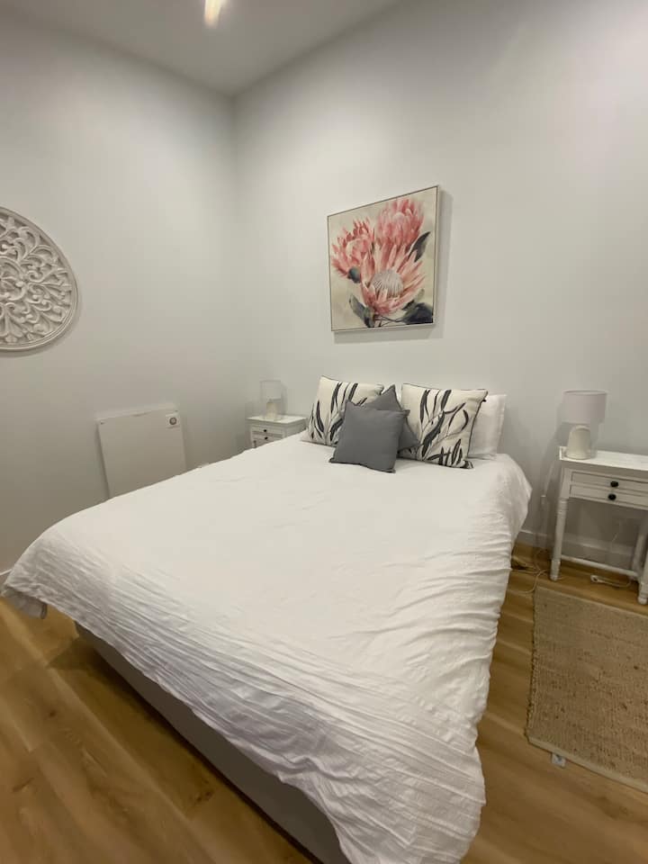Beautiful bedroom, large size and luxurious linen and towels 