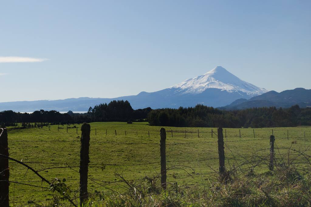 Camino a la Cabaña, vista del Volcán Osorno