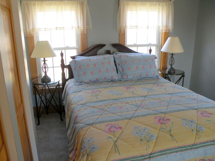 带标准双人床的卧室