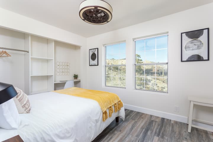 คุณคิดว่ามุมมองที่ดีกว่าที่จะตื่นขึ้นมาได้ไหม?  คุณจะได้เห็นวิวที่ยอดเยี่ยมจากความสะดวกสบายบนเตียงของสัตว์ป่าในทะเลทรายที่มักจะไปซึ่งรวมถึงนกกระทานักวิ่งบนถนนและกระต่าย