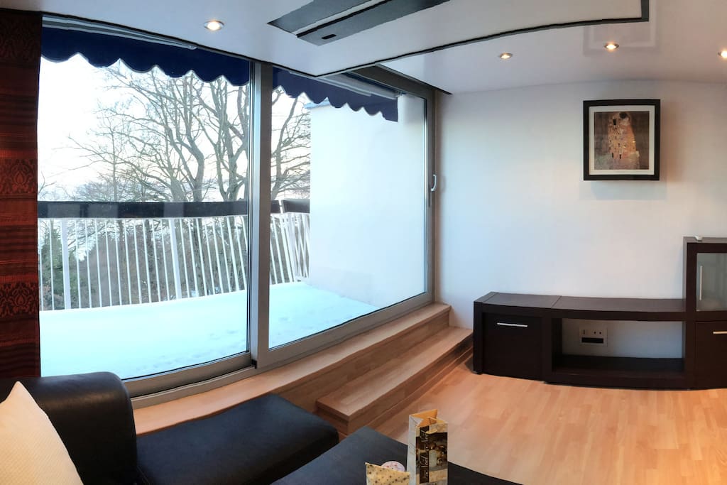 Parquet au sol, baie vitrée très bien isolée, les nuits seront calmes et reposantes