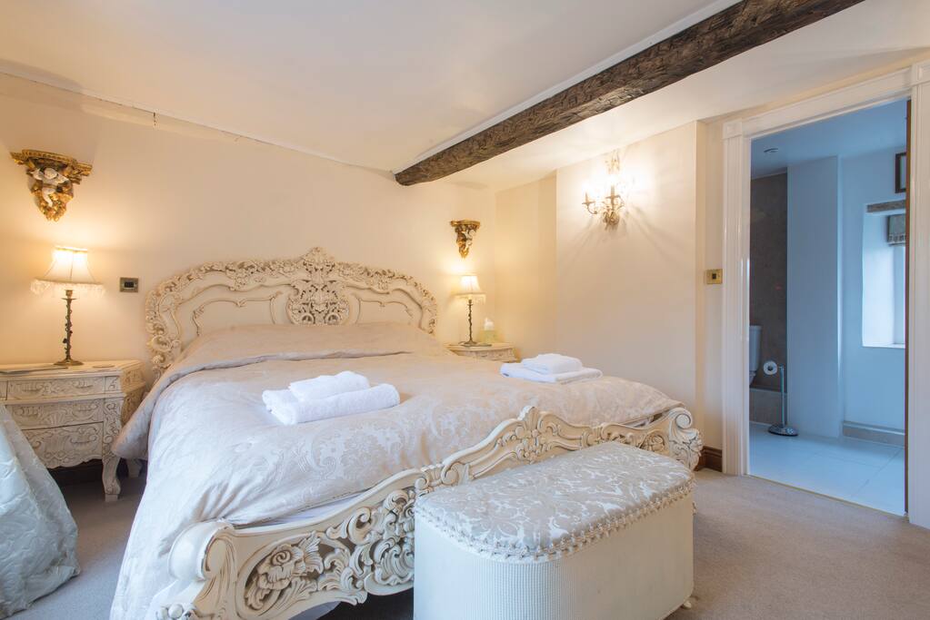 THE SERENADE ROOM 4