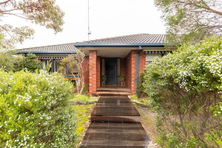 80’s Renovated Gem 400m to Beach gallery image 3