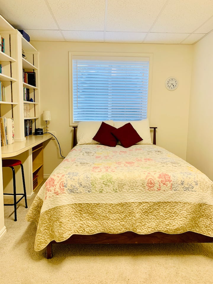 卧室2 ：双人床， 42英寸智能电视