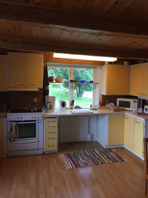 Det rymliga köket har en fin utsikt över hästhagarna och innehåller både ugn, spis, microvågsugn, kaffebryggare samt diskmaskin.