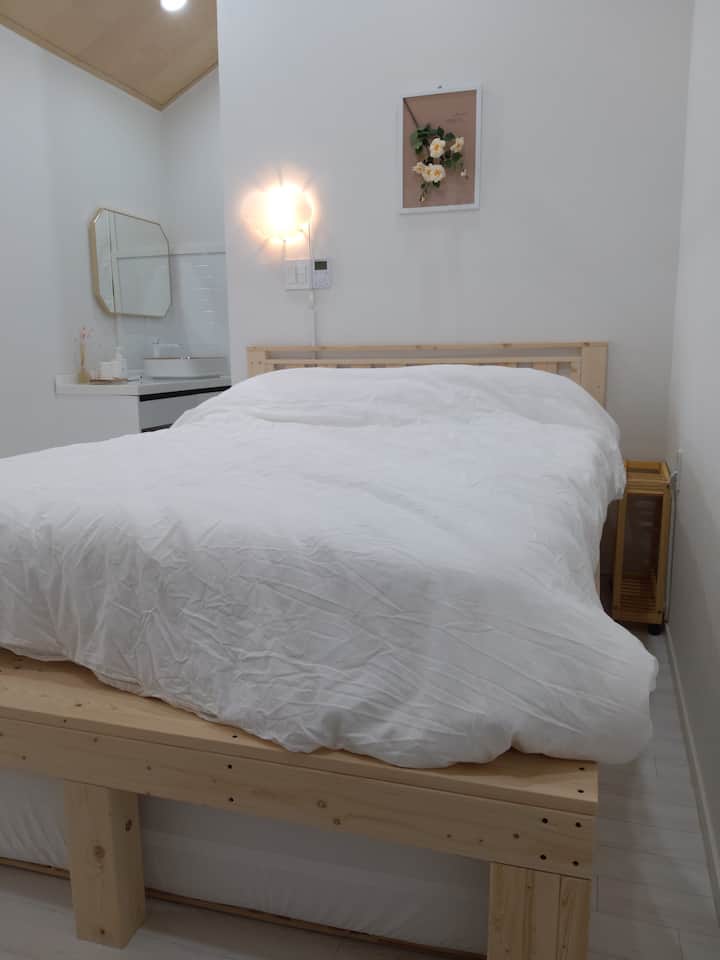 Დედოფლის საწოლის ქვეშ კიდევ ერთი საწოლია დამალული. თუ სახელურს მოქაჩავთ, იპოვით კიდევ ერთ საწოლს ხის ფერითა და თეთრი თეთრეულით.