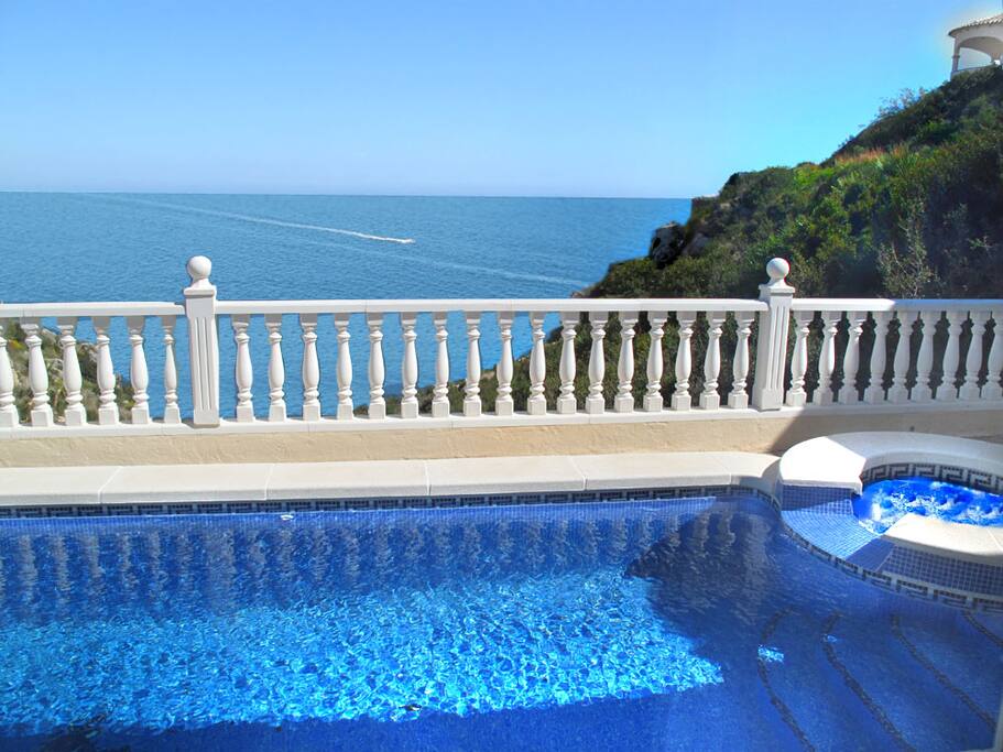 POOL AND FRONT LINE SEA VIEWS