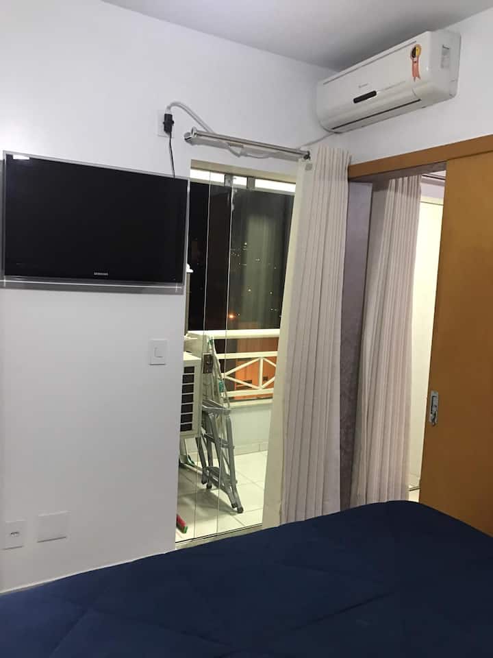 Habitación de la suite con TV y aire acondicionado