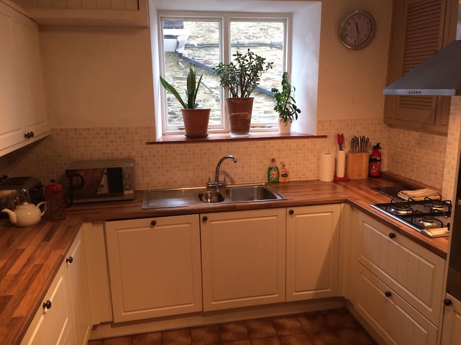 Fully equipped kitchen; dishwasher, fridge freezer, gas hob, oven.