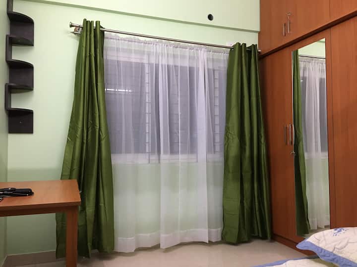 儿童卧室设有专用工作场所。
请注意：图片中缺少舒适的椅子。  拍照后安装了空调。将更新最新图片。