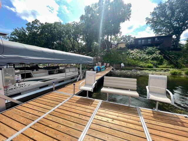 Cedar Lake getaway w/sauna – cozy fireplace! gallery image 3