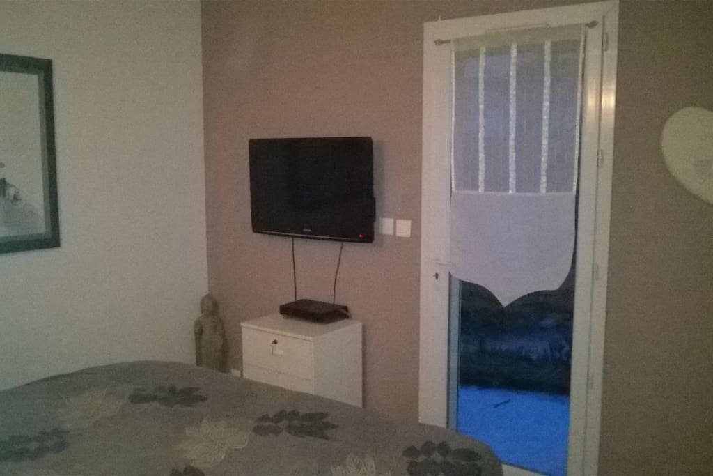 Accès de la chambre sur le jardin, petite terrasse pour petit déjeuner ou se reposer...